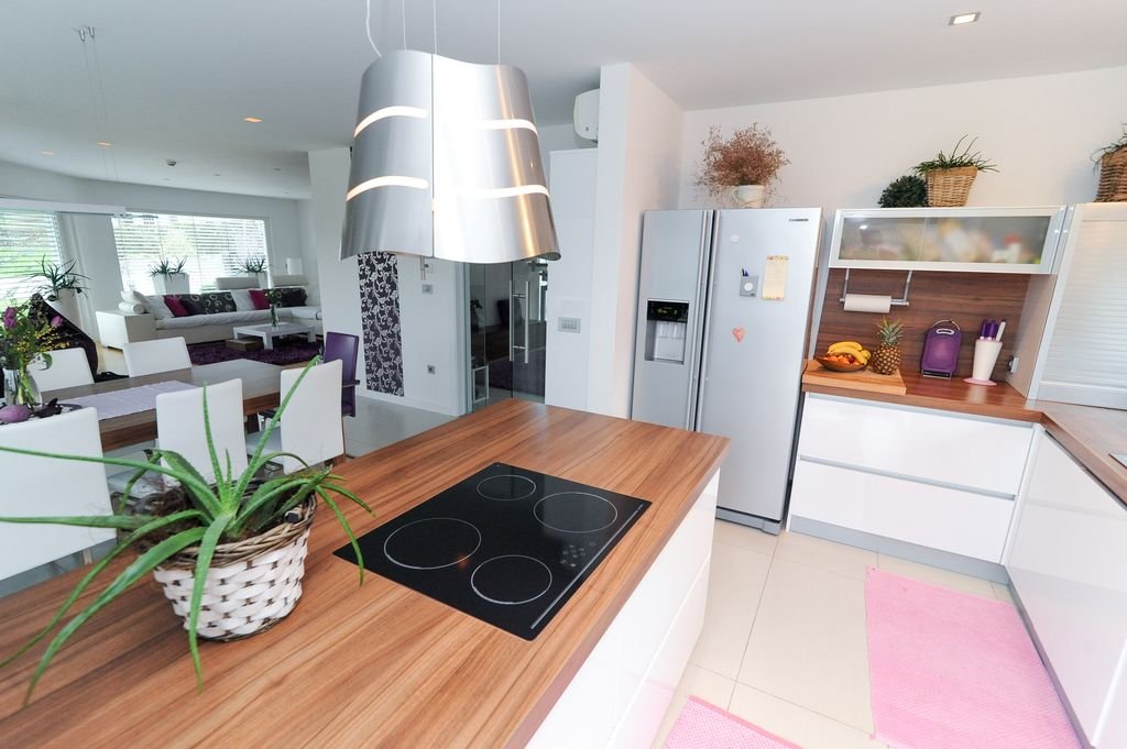 Kuhinja s sredinskim otokom