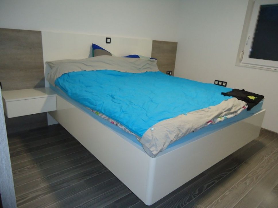 Spalnica - postelja s stensko oblogo