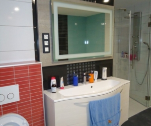 Kopalnica stenska toaletna omarica