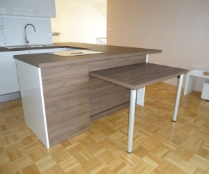 KUHINJA Z ZLOÅ½LJIVO JEDILNO MIZO