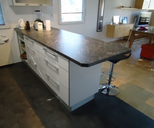 Kuhinjski otok z delovnim pultom