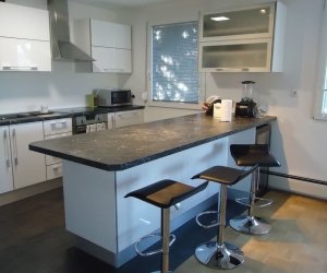 Kuhinjski otok z vitrino