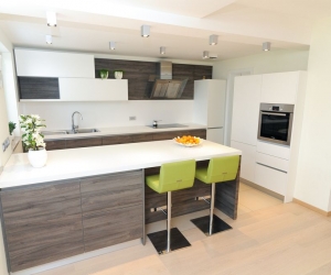 Moderna kuhinja izvedba oreh-belo