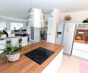 Moderna kuhinja z otokom