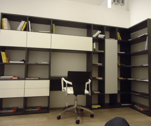 poliÄnik s pisalno mizo