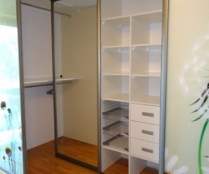 GARDEROBNA SOBA Z OGLEDALOM