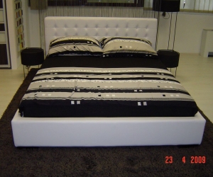 Postelja oblazinjena 1