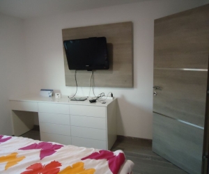 Spalnica - komoda + stenski pano za TV