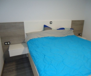 Spalnica - postelja z noÄnimi omaricami