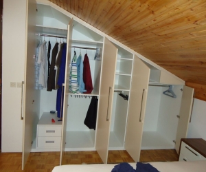 Spalnica v mansardi - omara