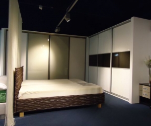 Primer kotne omare z drsnimi vrati