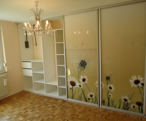 Vgradna garderobna omara - notranjost levo