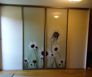 Vgradna garderobna omara z drsnimi vrati