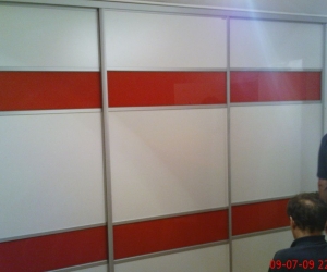 Vgradna omara z drsnimi vrati s segmenti