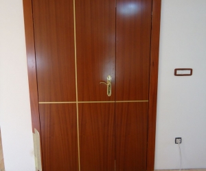 Notranja vrata z dodatkom